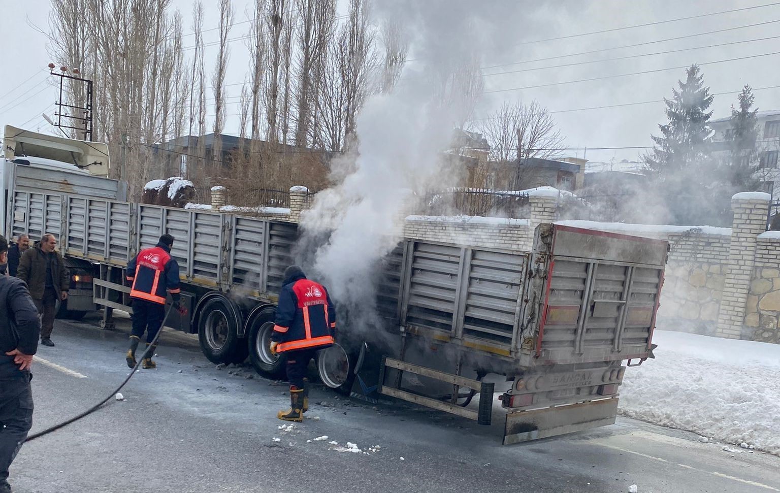 Van&rsquo;da seyir halindeki tırın lastikleri yandı
