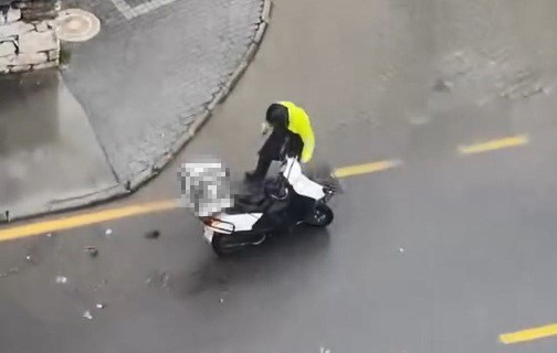 Duyarlı motokurye su mazgalında biriken çöpleri temizledi