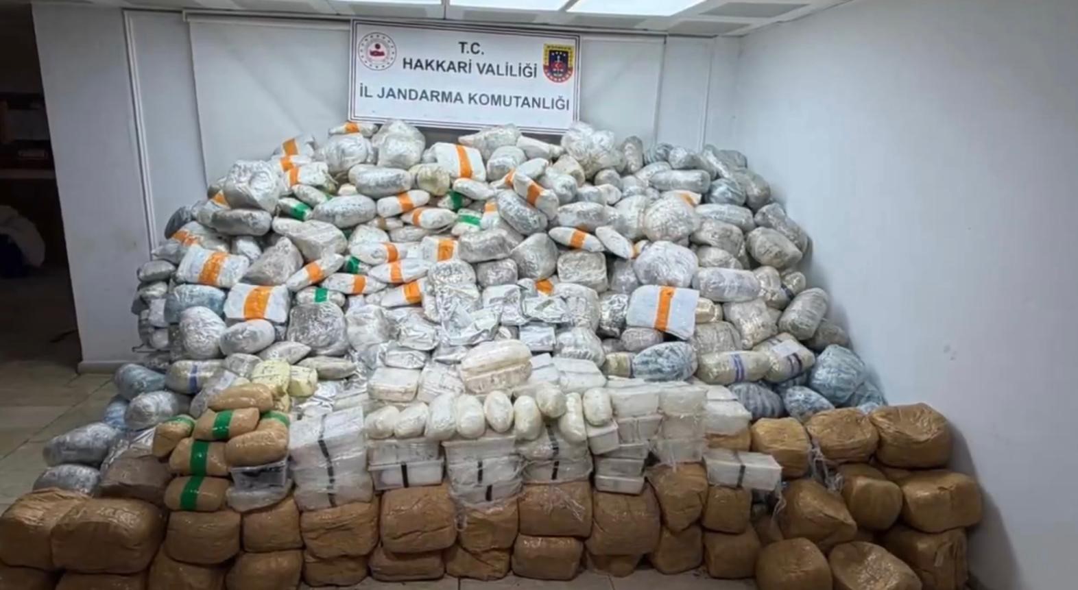 Bakan Yerlikaya: "Yüksekova kırsalında 860 kilogram uyuşturucu madde ele geçirildi"