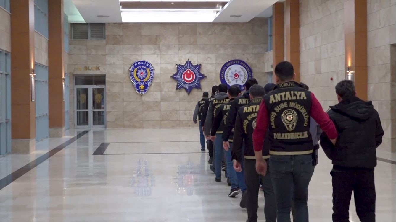 Kendilerini polis ve savcı olarak tanıtıp 16 milyon liralık vurgun yaptılar
