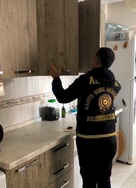 Kendilerini polis ve savcı olarak tanıtıp 16 milyon liralık vurgun yaptılar