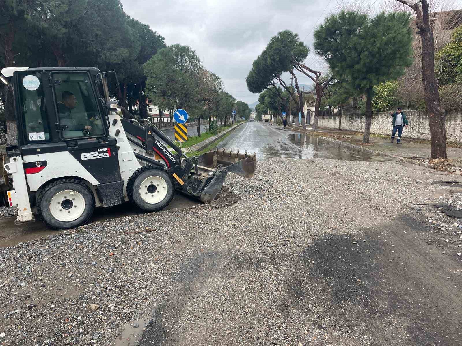 Söke Belediyesi ekipleri sağanak yağış için sahada seferber oldu