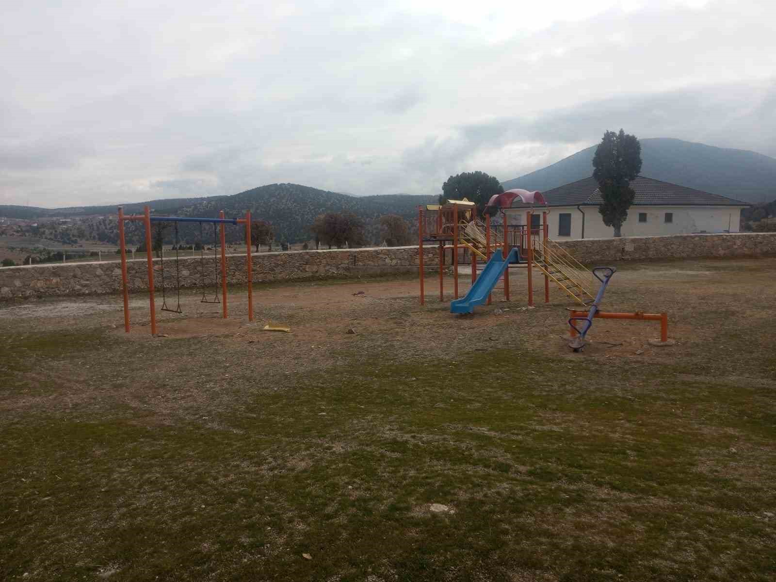 Çocukların okula oyun parkı talebi yerine getirildi