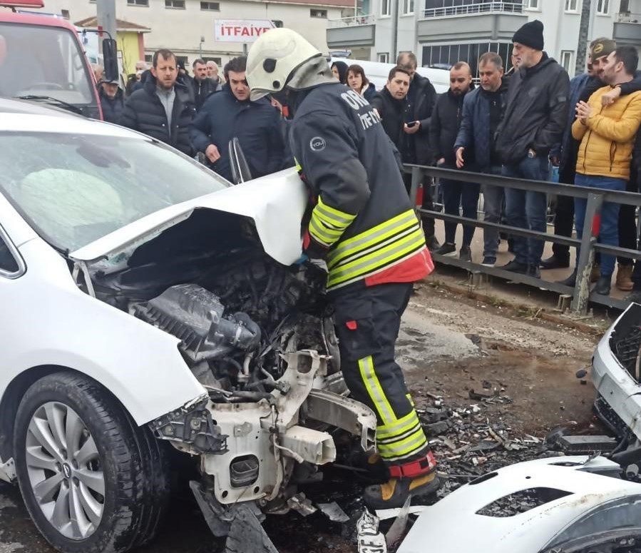 Ordu’da otomobiller çarpıştı: 3’ü ağır 5 yaralı