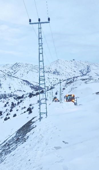 Hasta kadın köyde mahsur kaldı: 5 saatlik çalışmayla kapalı yol açıldı