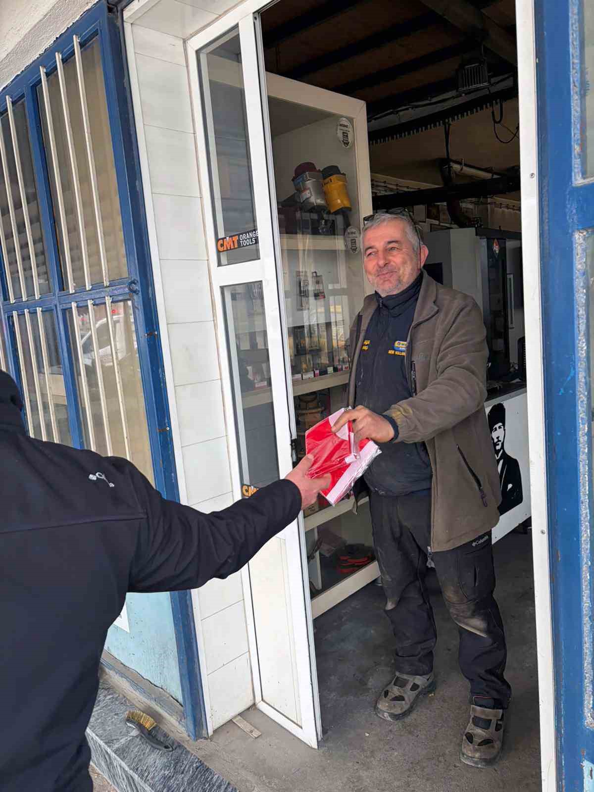 Muğla Büyükşehir Belediyesi Türk Bayrağı dağıtarak dayanışma mesajı verdi