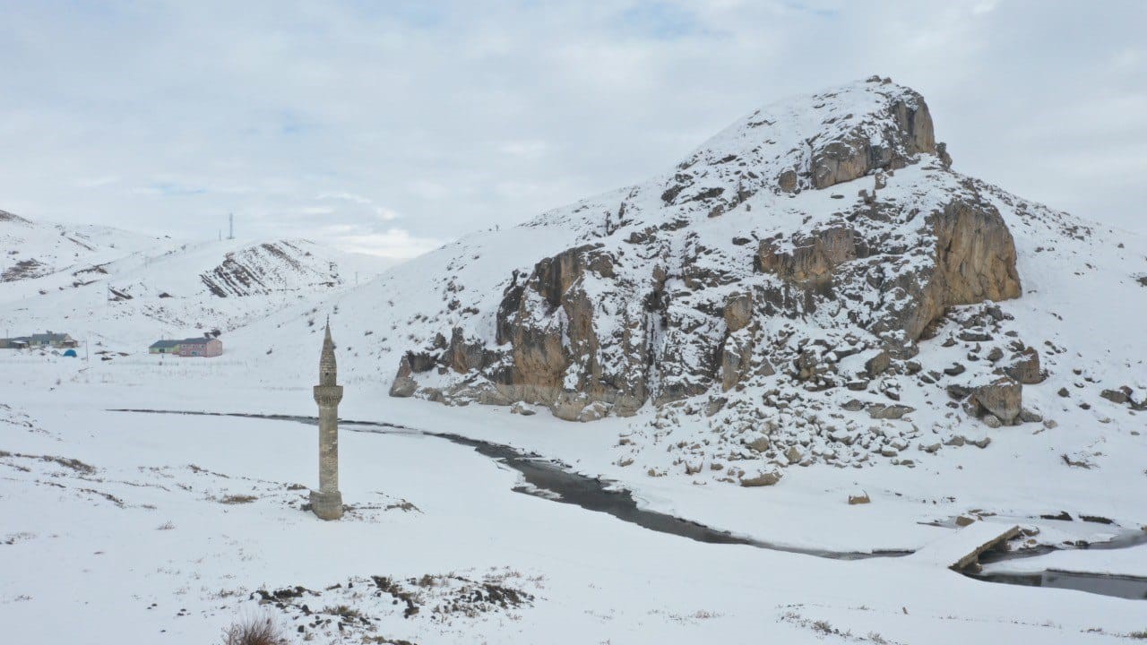 Ağrı&rsquo;da barajdan &ccedil;ıkan tarihi minare kış manzarasıyla b&uuml;y&uuml;ledi
