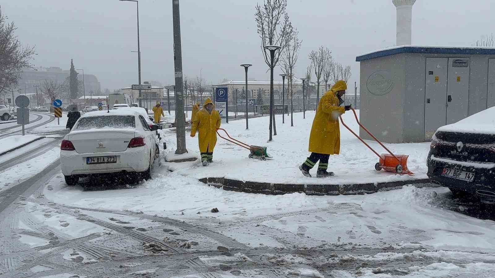 Gaziantep’te yoğun kar yağışı etkili oluyor