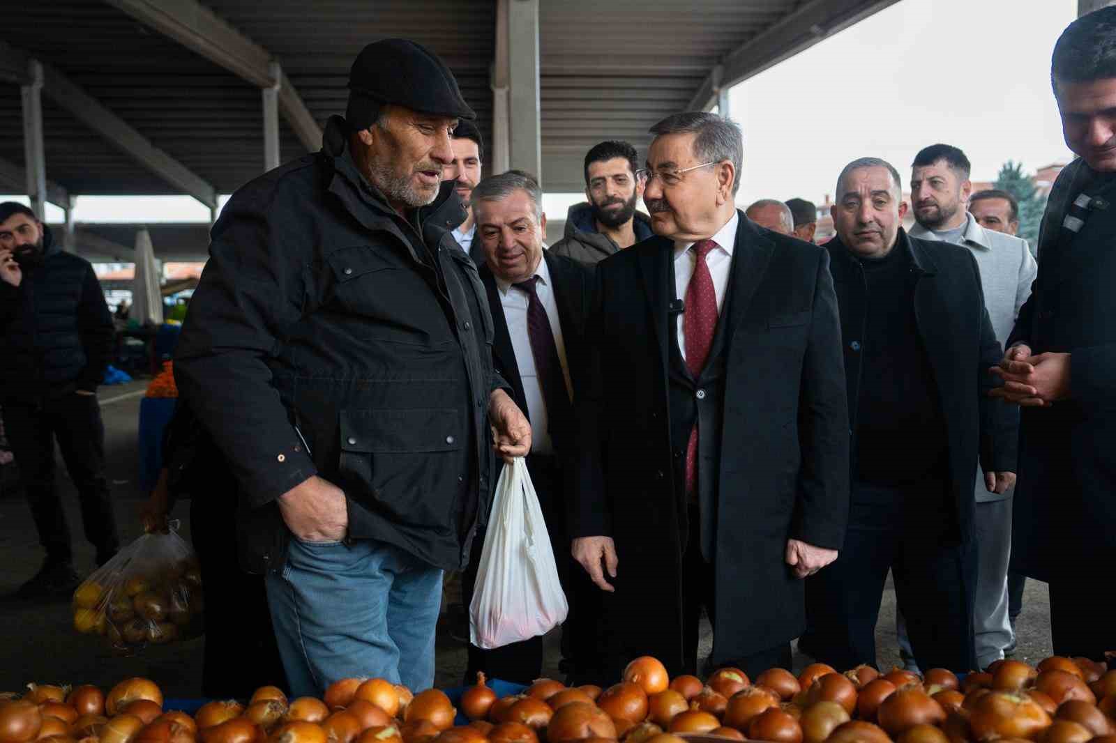 G&ouml;lbaşı Belediye Başkanı Odabaşı, semt pazarında esnaf ve vatandaşla buluştu
