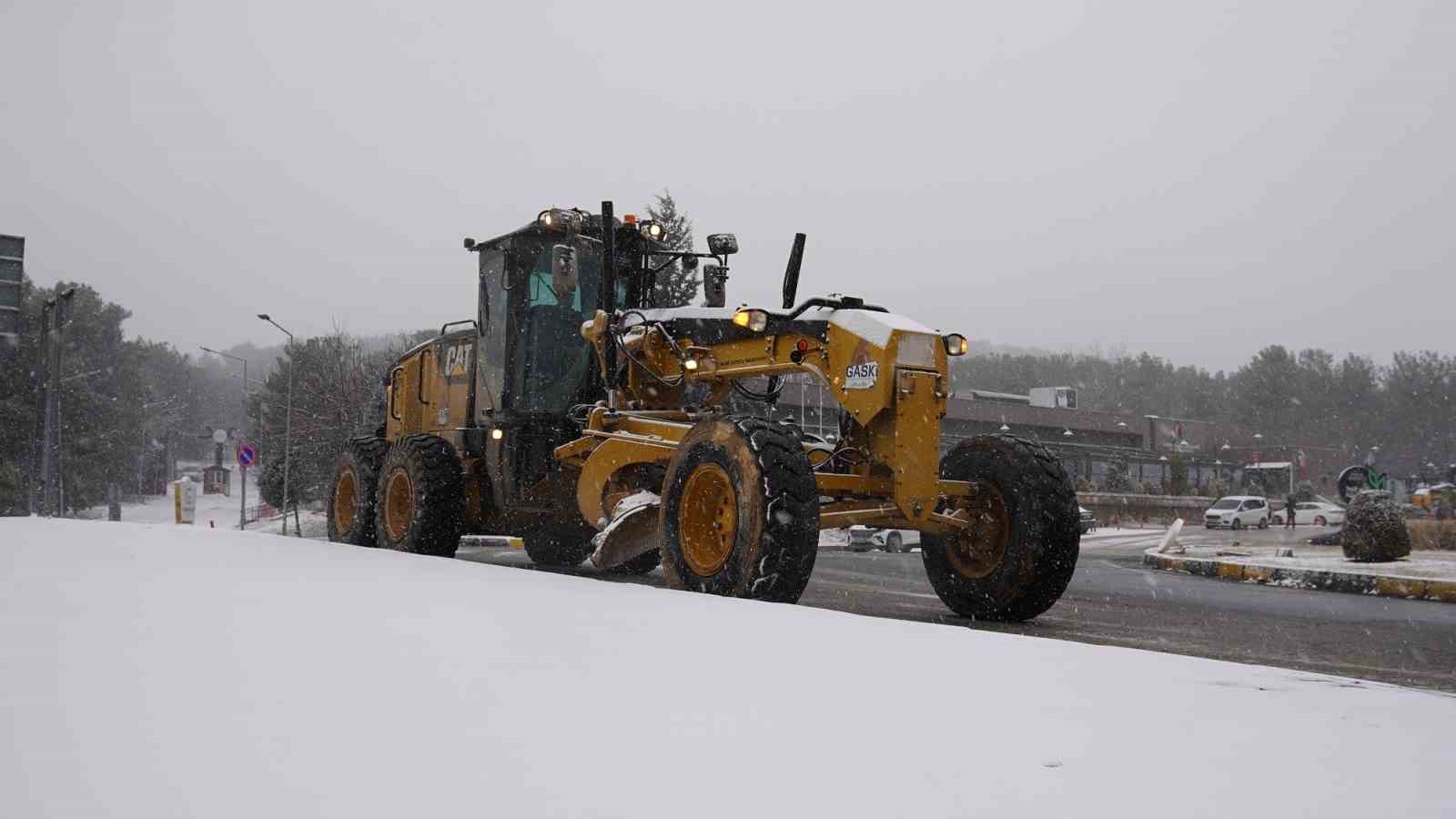 Gaziantep Büyükşehir, kar yağışına yönelik tüm aşamalarda sahada