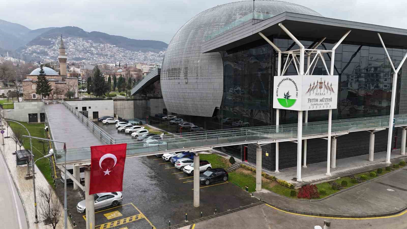 Osmangazi Belediyesi binalarını T&uuml;rk Bayraklarıyla donattı
