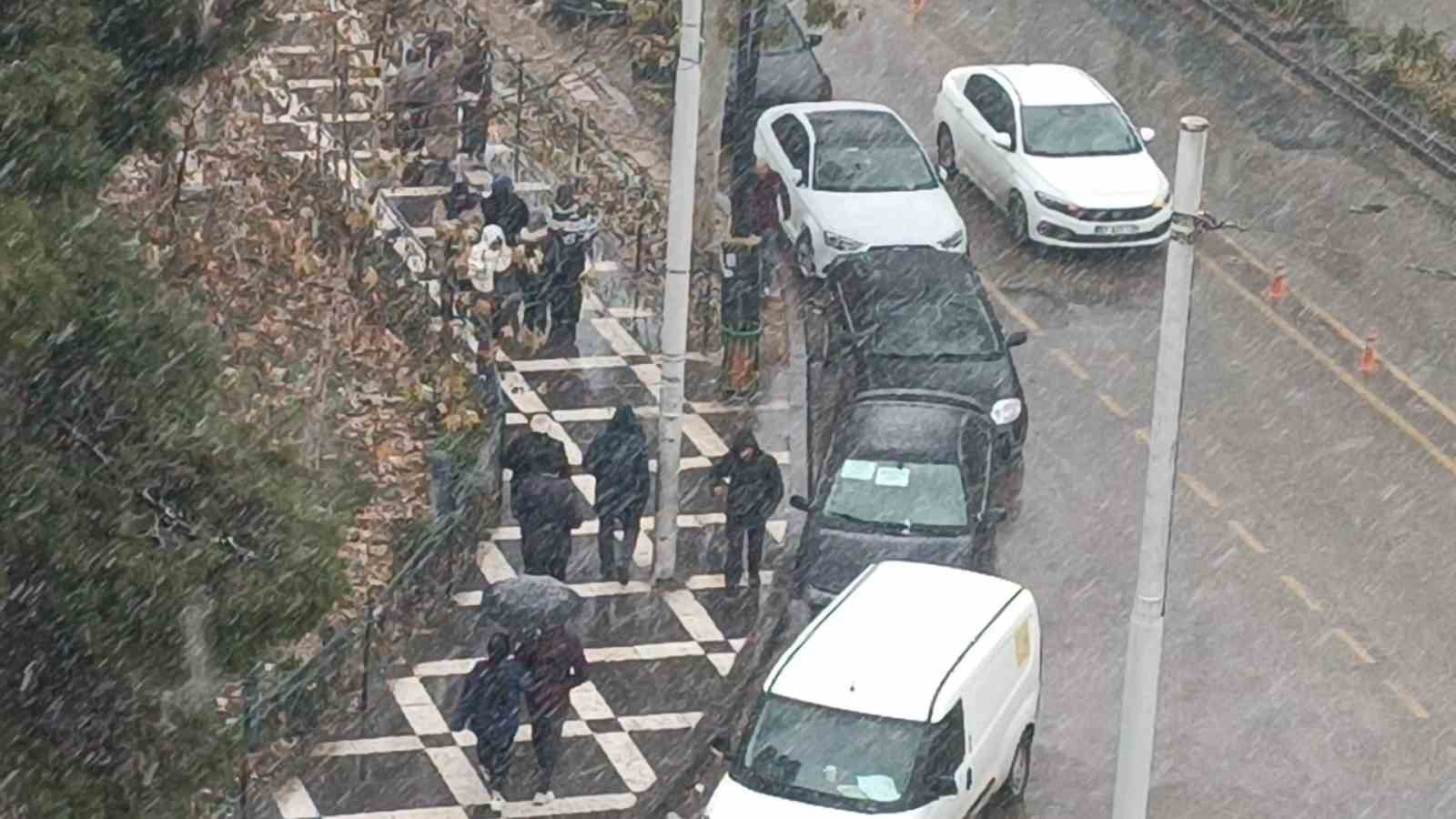 Şanlıurfa’da beklenen kar yağışı başladı