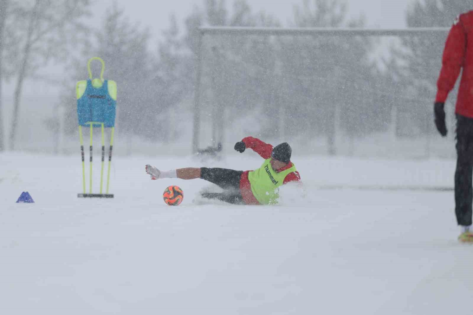 Sivasspor kar altında çalıştı