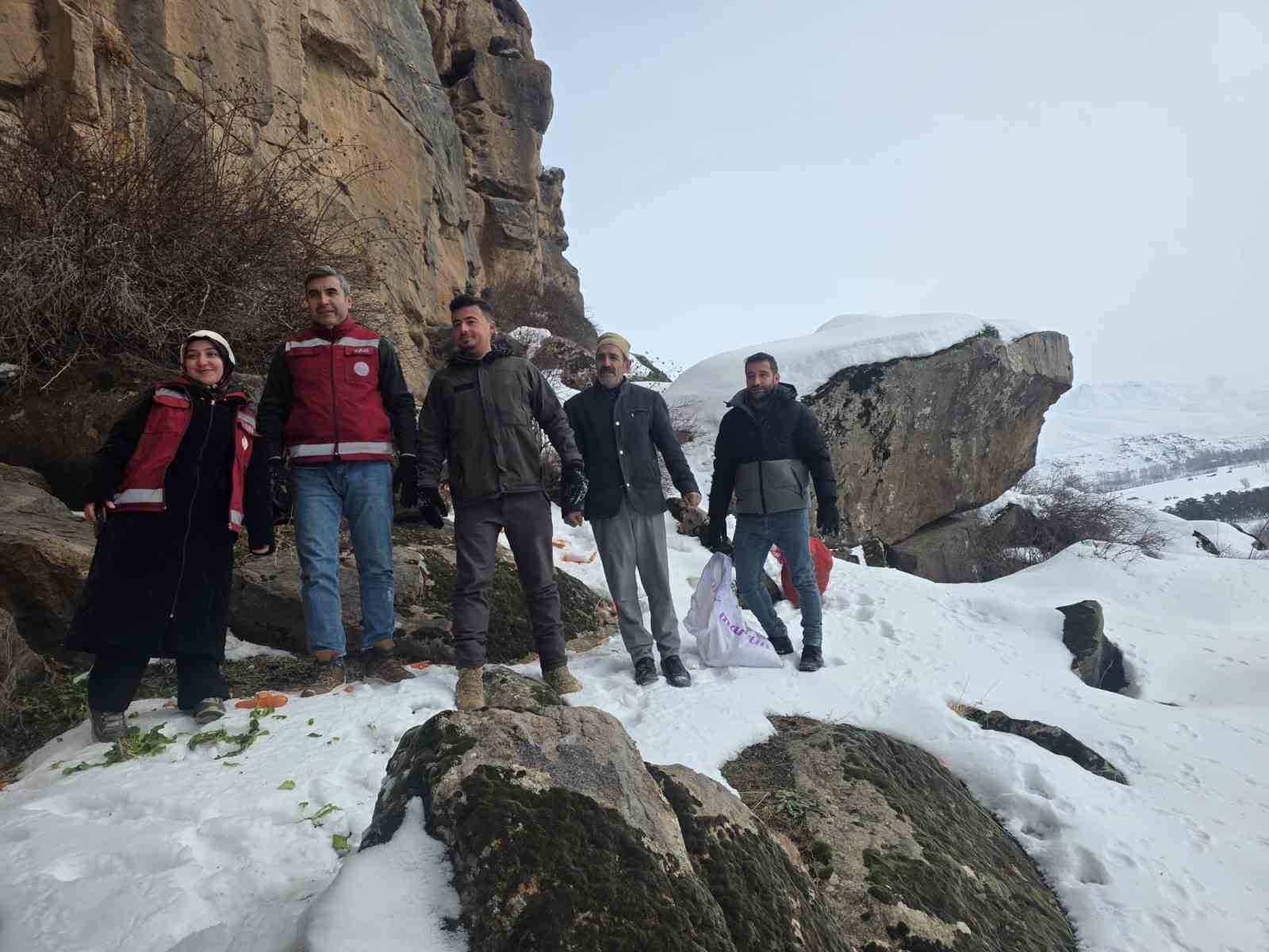 Muradiye’de yaban hayvanları için doğaya yem bırakıldı