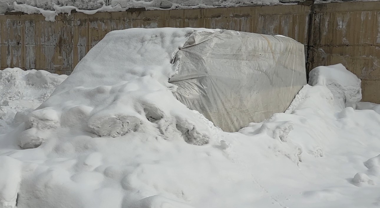 Yüksekova ’Buz Devri’ni yaşıyor: Araçlara brandalı koruma, çatılarda dev sarkıtlar