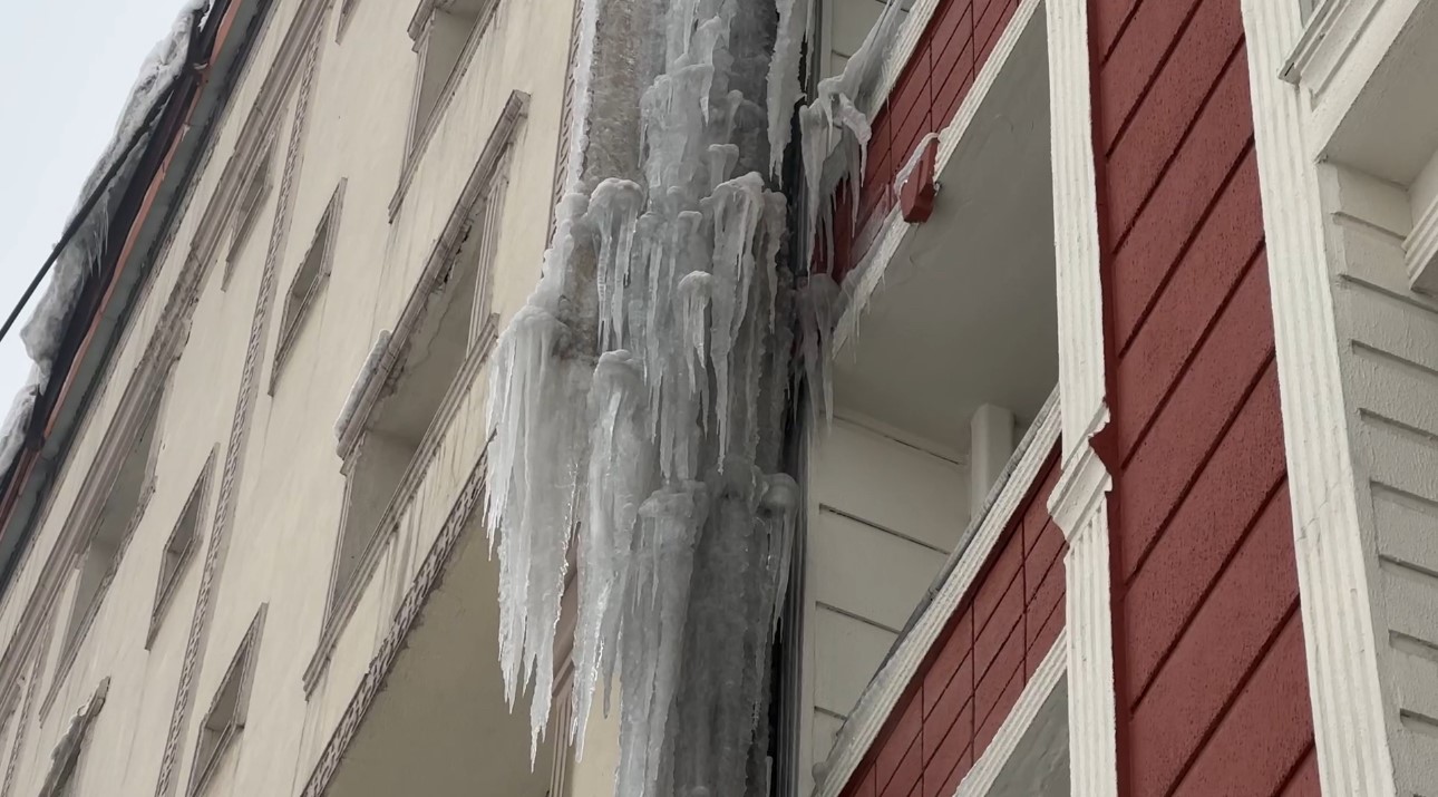 Yüksekova ’Buz Devri’ni yaşıyor: Araçlara brandalı koruma, çatılarda dev sarkıtlar