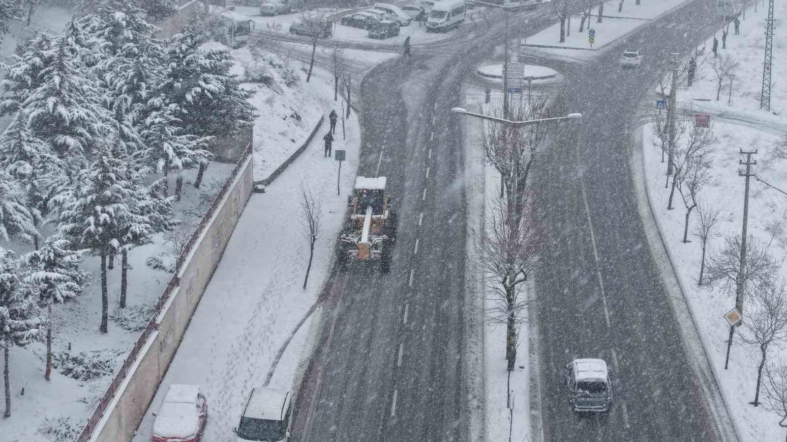 Büyükşehir’den kar yağışı sonrası arterlere anında müdahale