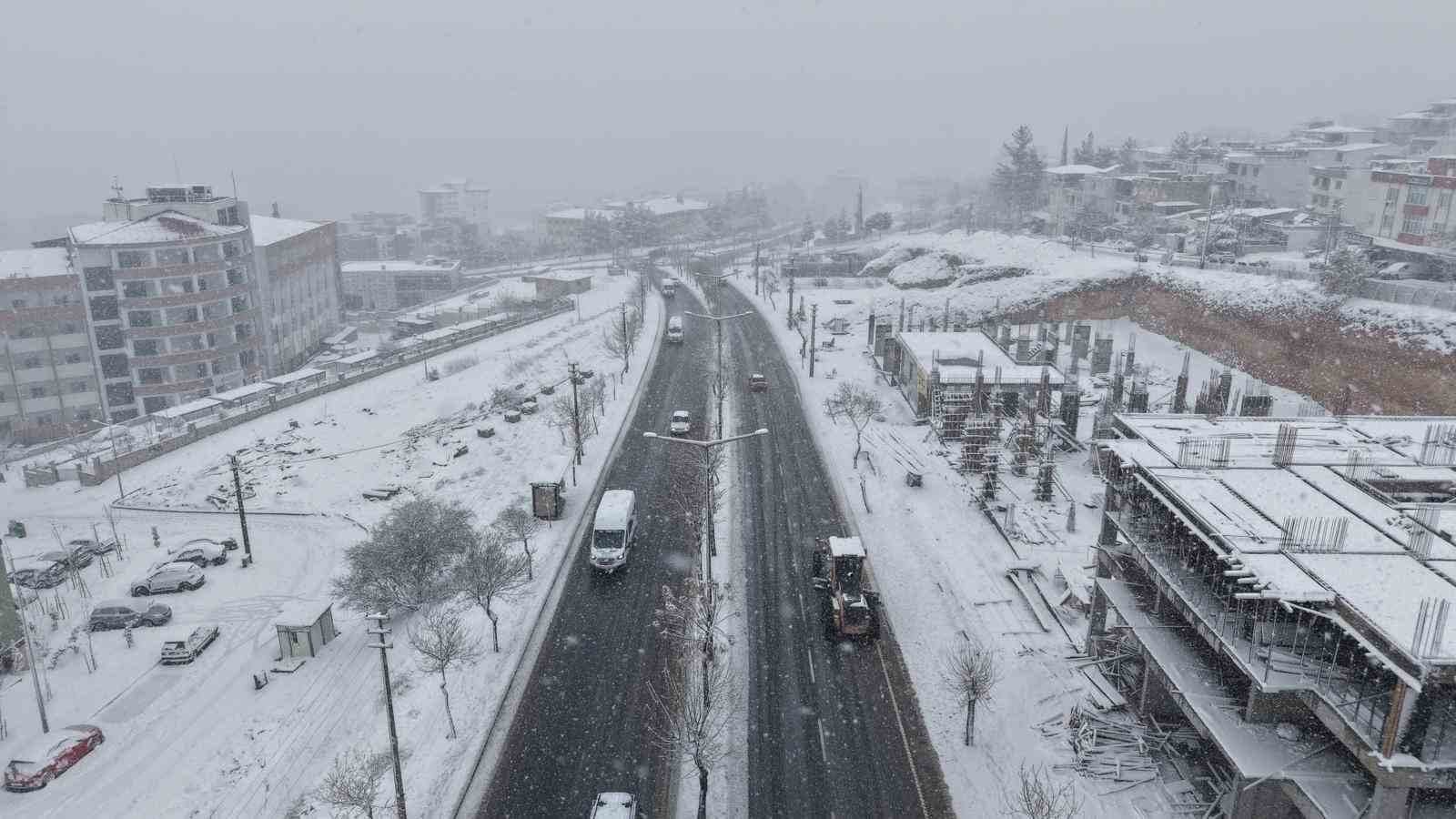 B&uuml;y&uuml;kşehir&rsquo;den kar yağışı sonrası arterlere anında m&uuml;dahale
