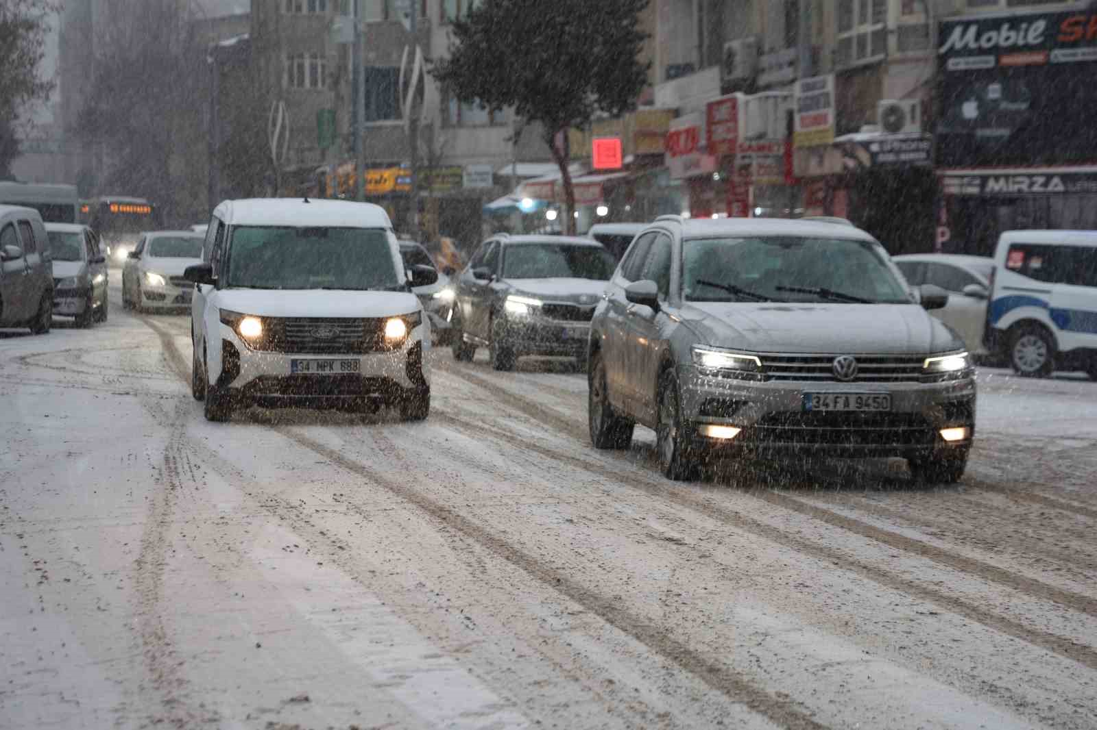 Elazığ’da beklenen kar yağışı başladı