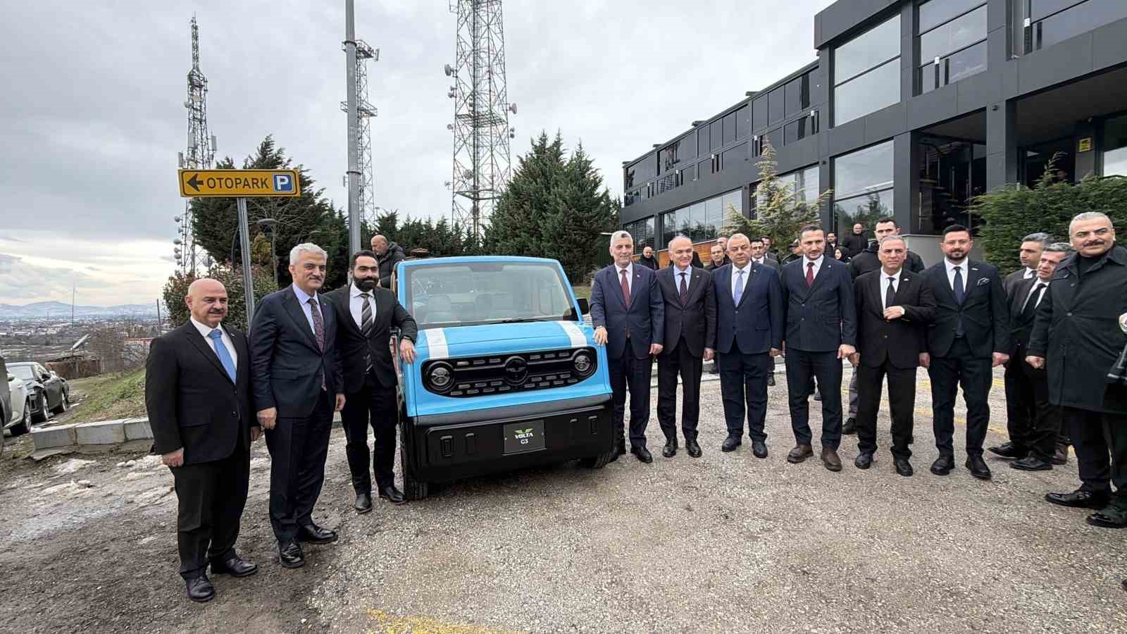 Yerli üretim elektrikli araca, Bakan Bolat hayran kaldı