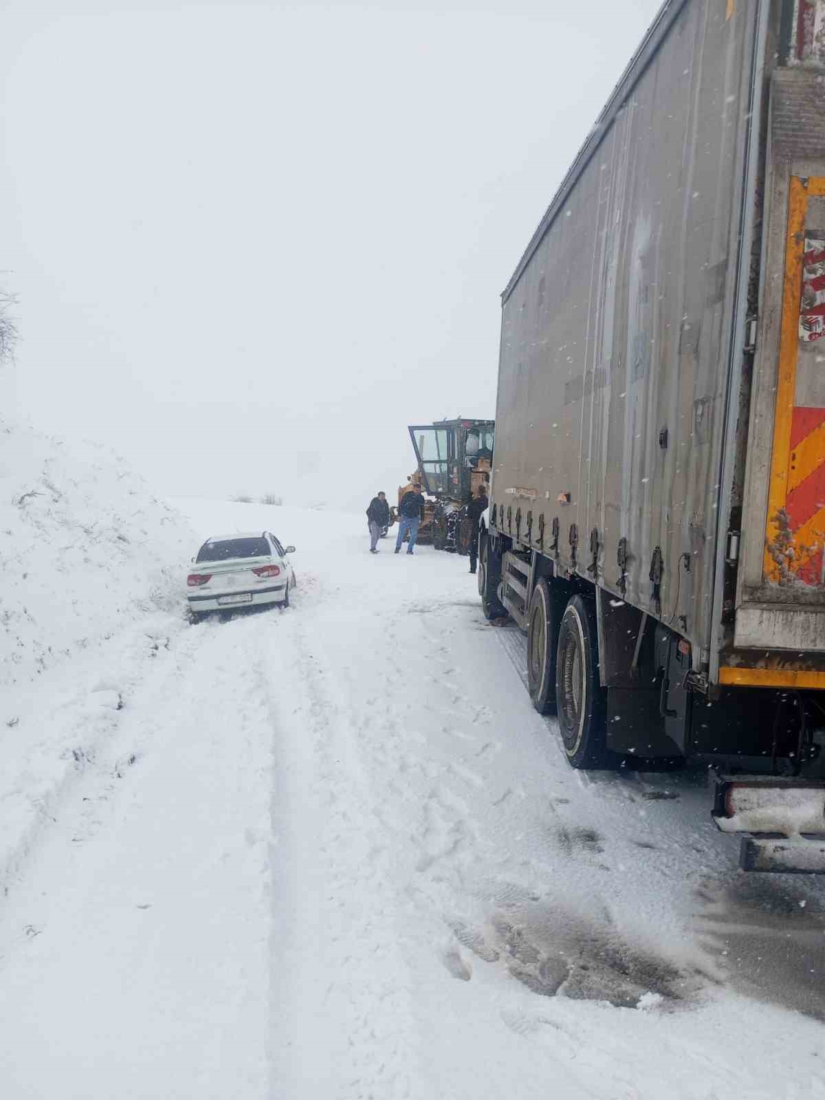 &Ccedil;orum&rsquo;da mahsur kalan ara&ccedil;lar i&ccedil;in ekipler seferber oldu
