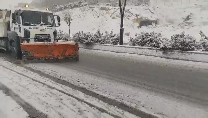 Şahinbey Belediyesi’nden kar yağışına anında müdahale