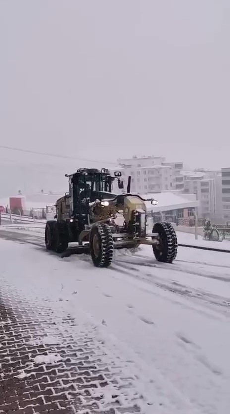 Şahinbey Belediyesi’nden kar yağışına anında müdahale