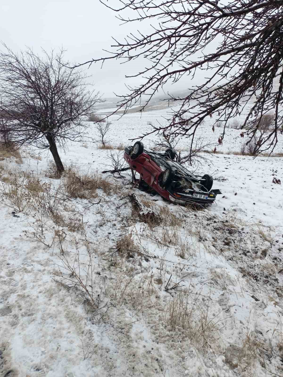 Çorum’da ağaca çarpan otomobil takla attı: 4 yaralı