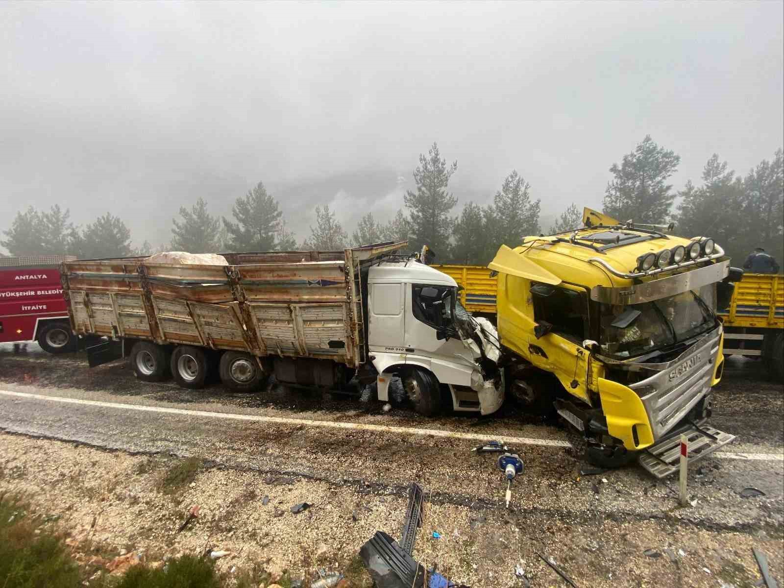 Antalya’da tır ile kamyon kafa kafaya çarpıştı: 1 ölü, 1 ağır yaralı