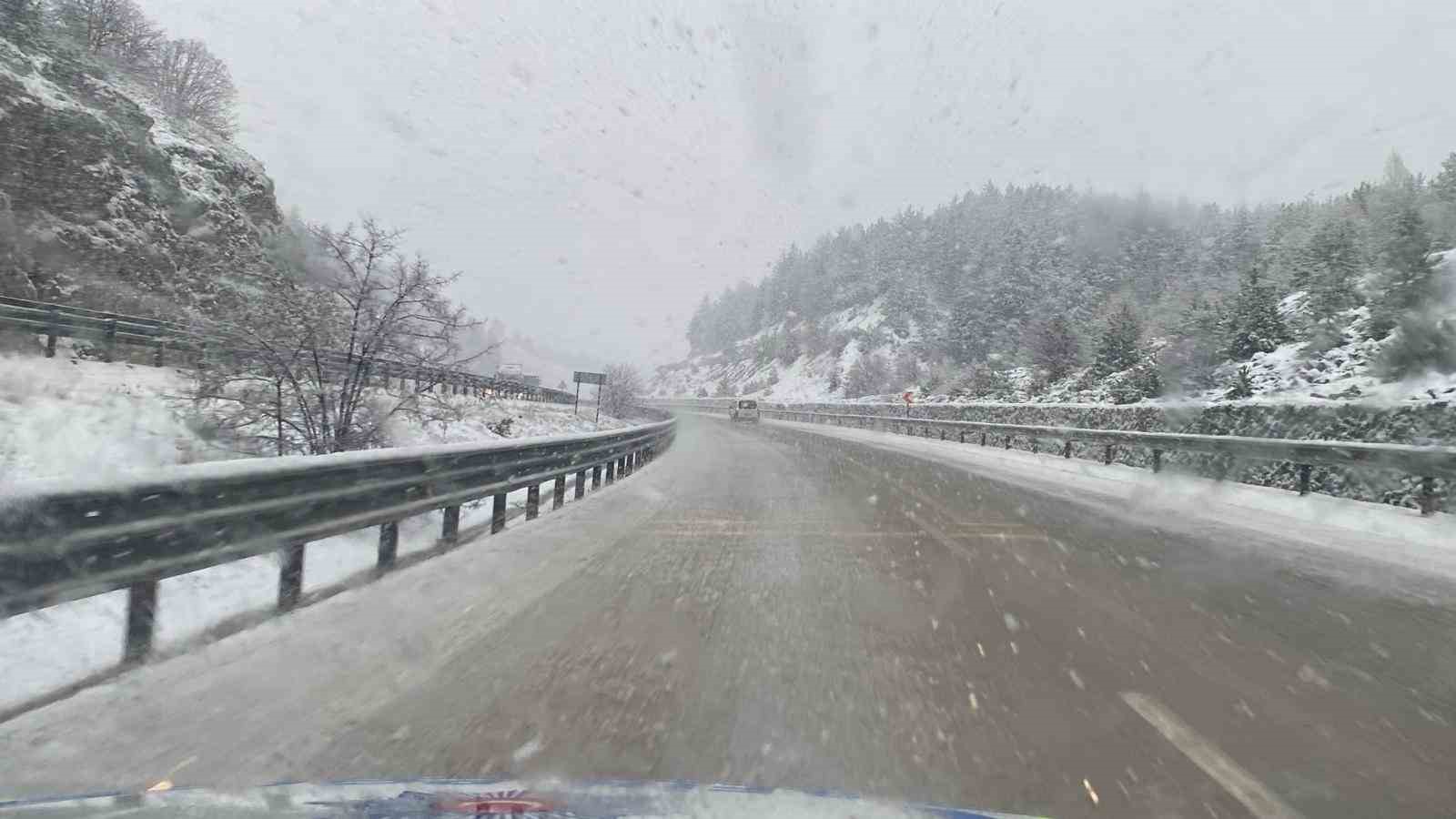 Afyonkarahisar&rsquo;ın y&uuml;ksek kesimlerinde kar yağışı etkili oldu
