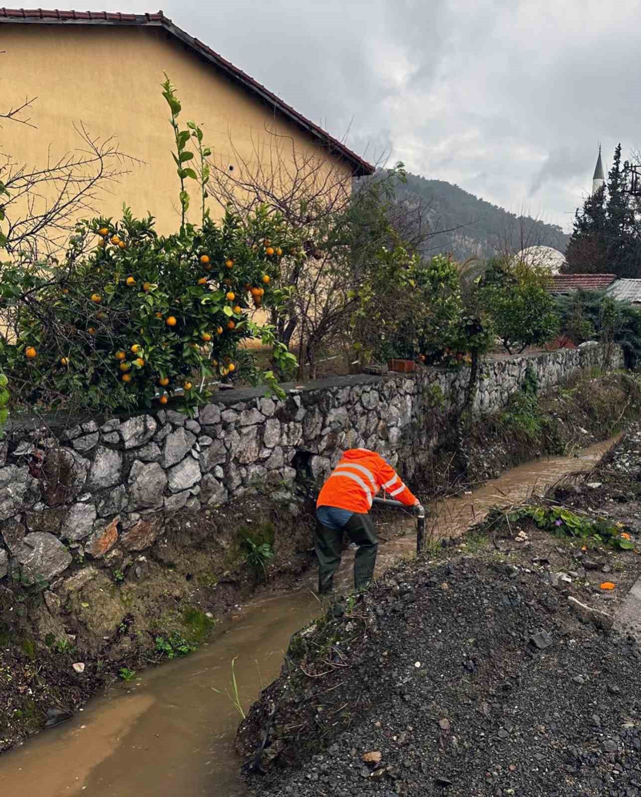 MUSKİ ekiplerinden yağmur mesaisi