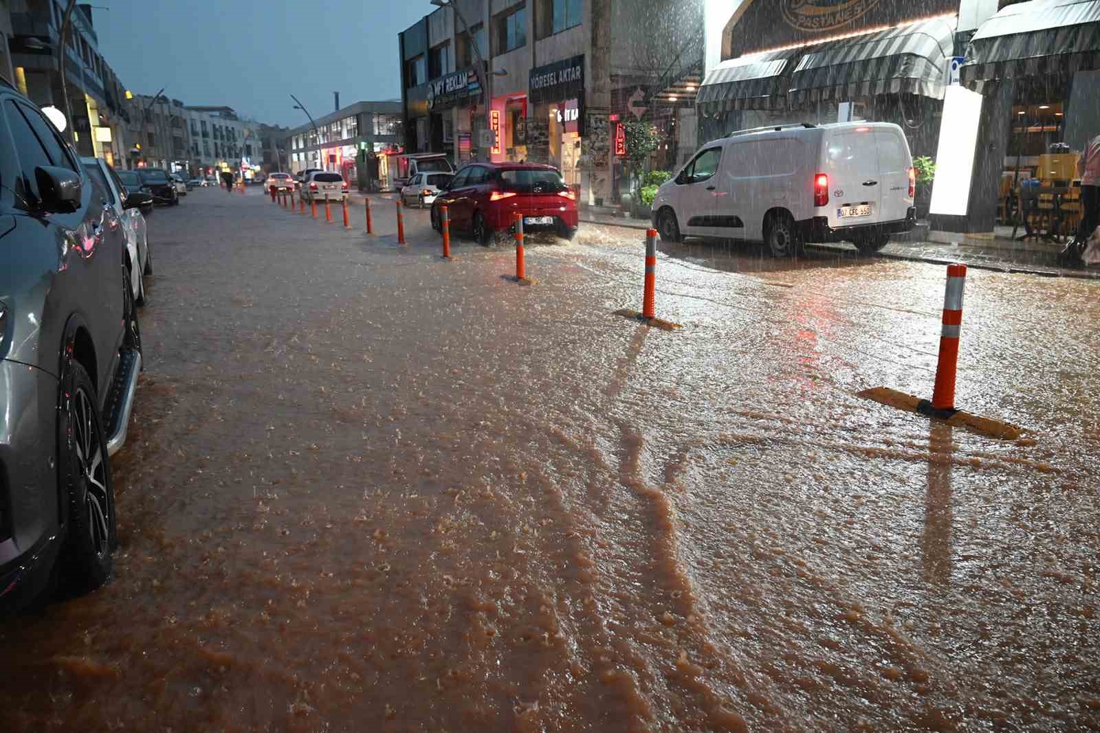 Kemer’de sağanak etkili oldu