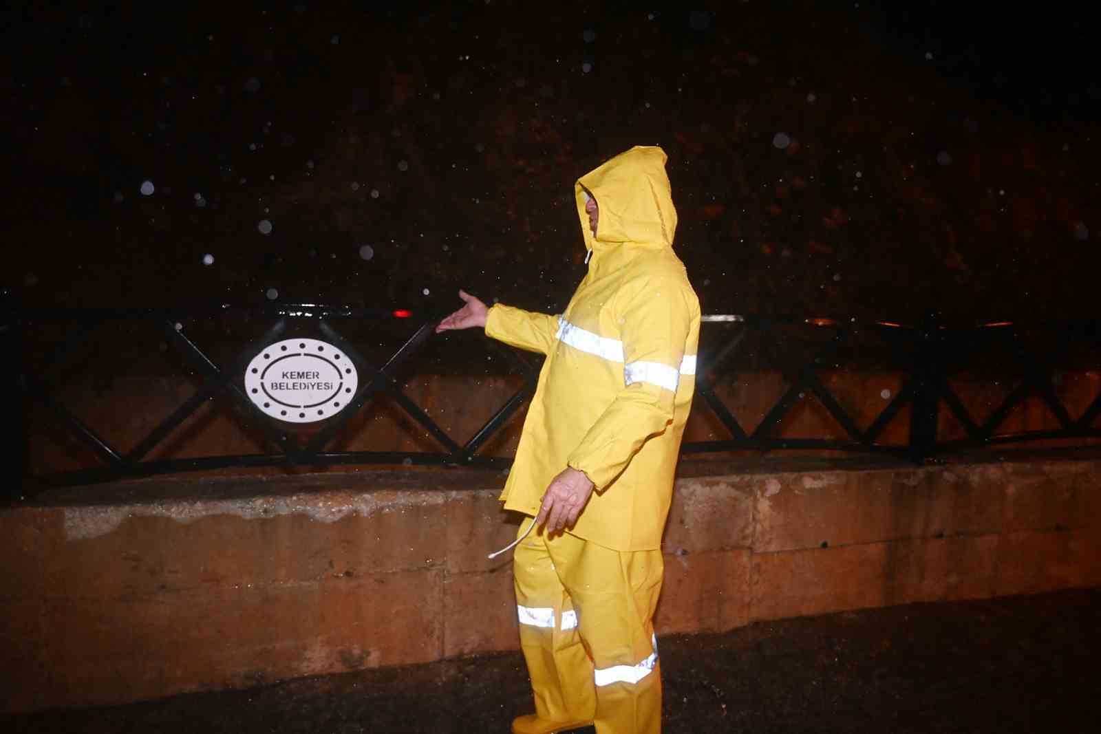 Kemer&rsquo;de sağanak etkili oldu
