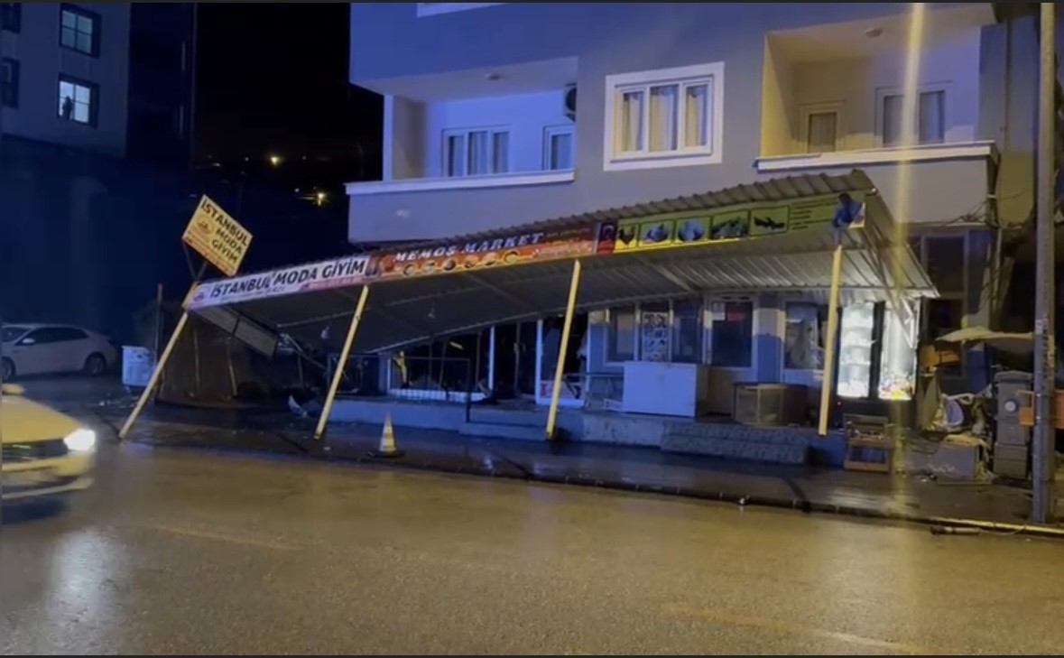 Osmaniye&rsquo;de şiddetli r&uuml;zgar sundurma &ccedil;atısını yerinden s&ouml;kt&uuml;
