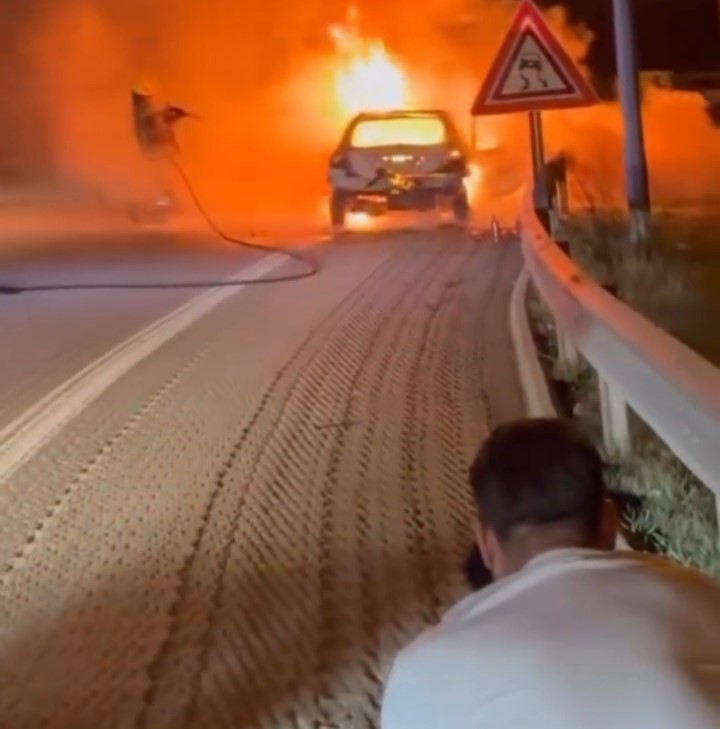 Seyir halindeki otomobil alev topuna d&ouml;nd&uuml;: Aracının yanışını &ccedil;aresizce izledi
