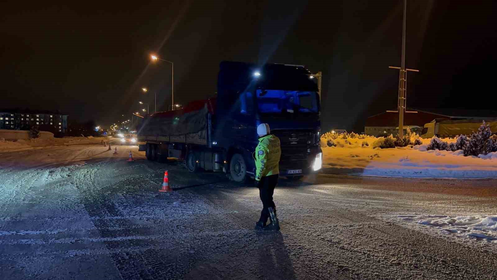Erzincan-Sivas karayoluna &ccedil;ığ d&uuml;şt&uuml;
