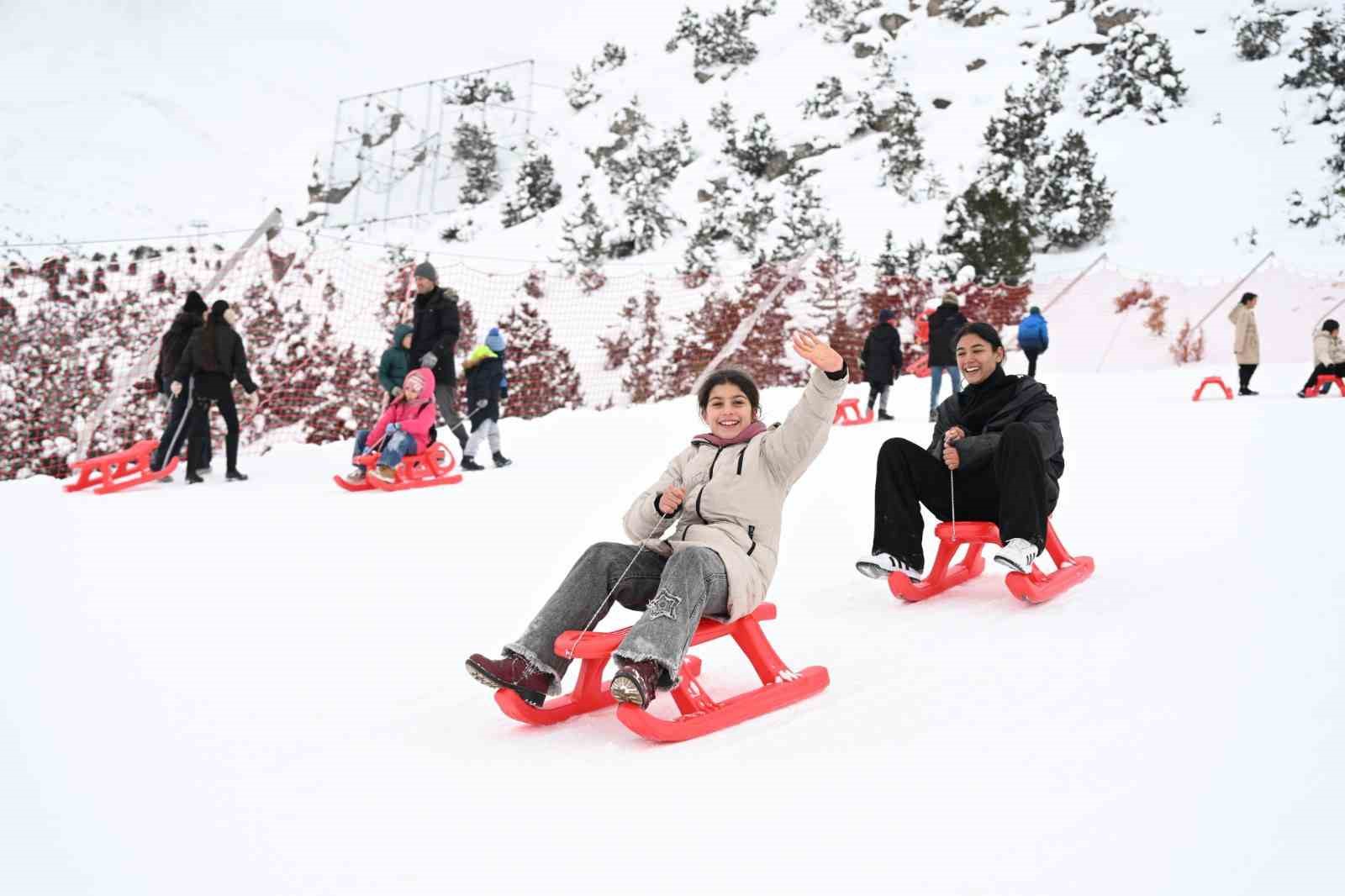 Erzincan’da 70 öğrenci Ergan Dağı’nda kızak keyfi yaşadı