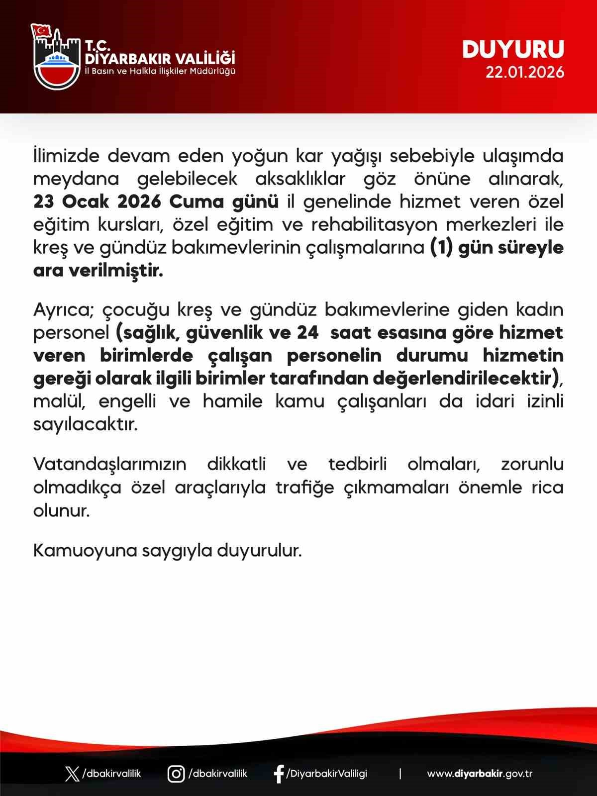 Diyarbakır’da kar yağışı tatili beraberinde getirdi