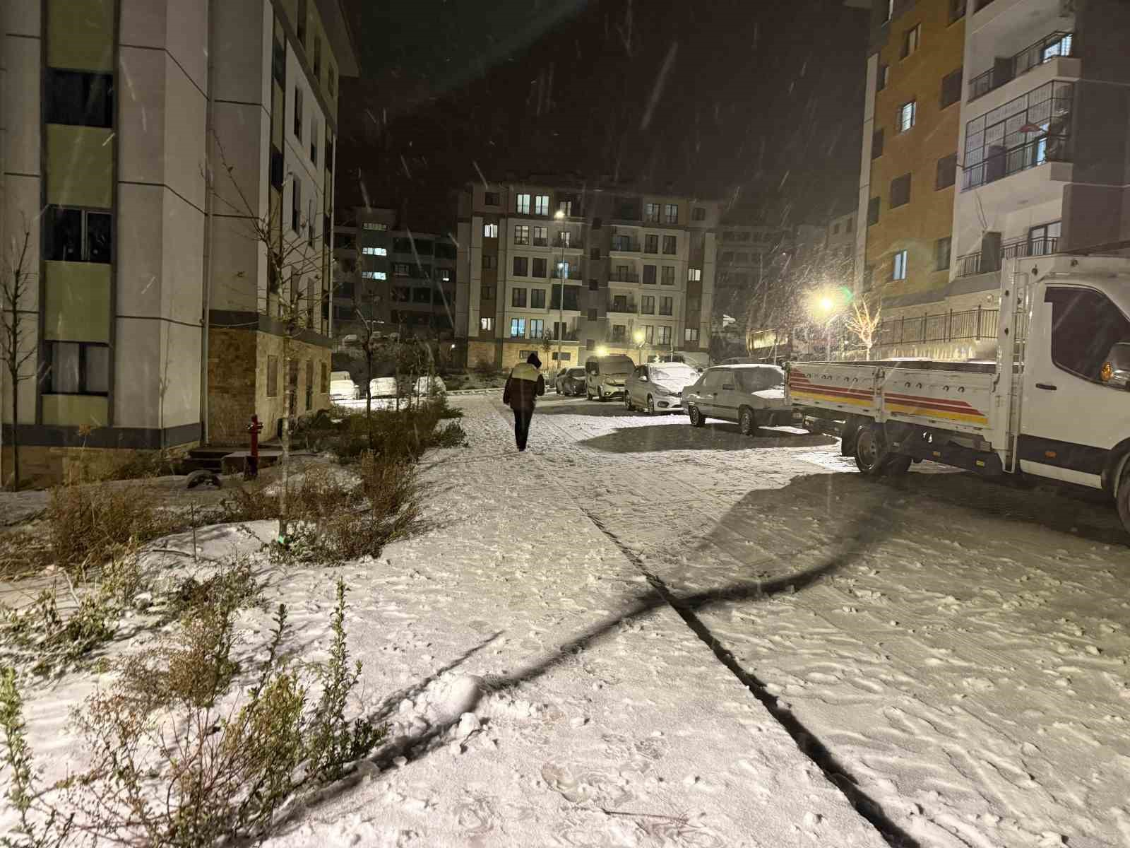 Karla kaplanan yolda araçlar ilerlemekte güçlük çekerken, eğlenmek isteyenler soluğu sokakta aldı