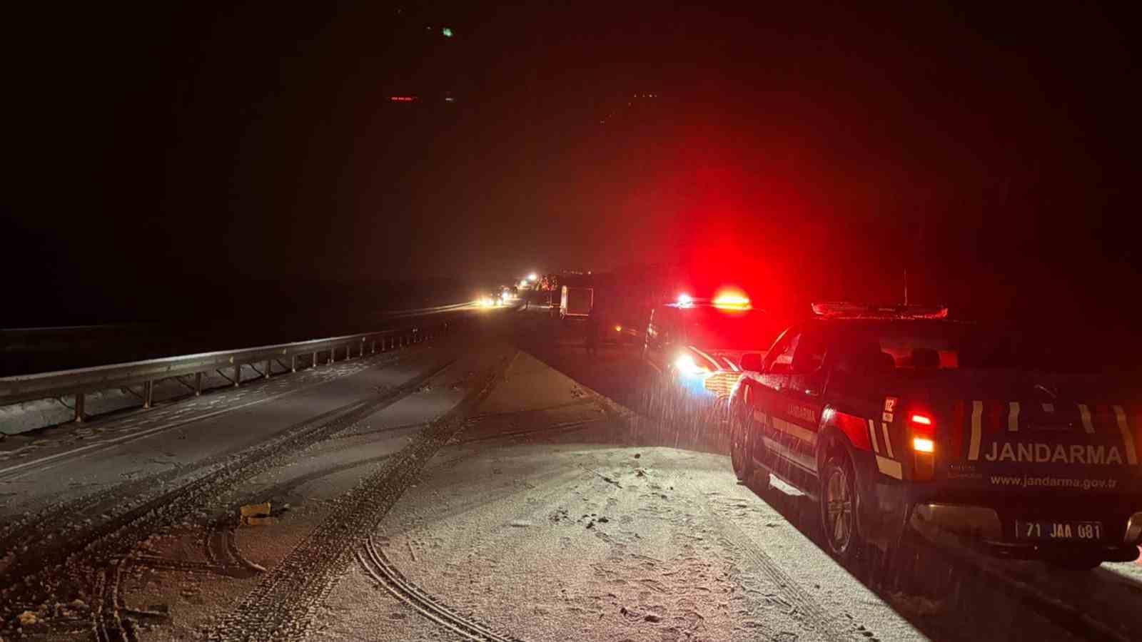 Kamyonet zincirleme kazaya neden oldu... O anlar kamerada