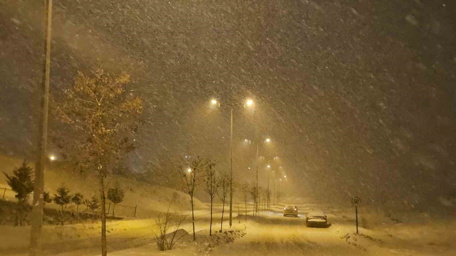 Elazığ&rsquo;da kar yağışı etkisini s&uuml;rd&uuml;r&uuml;yor
