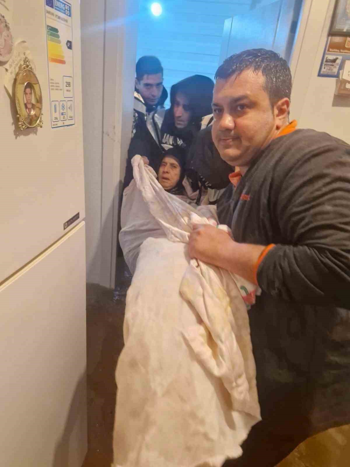 Kemer&rsquo;de sağanak yağışta mahsur kalanları jandarma kurtardı
