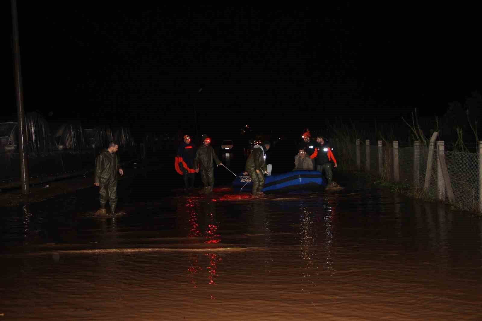 Antalya Kumluca&rsquo;da sağanak yağış tarım arazilerini sular altında bıraktı, ara&ccedil;ta mahsur kalan s&uuml;r&uuml;c&uuml; botla kurtarıldı

