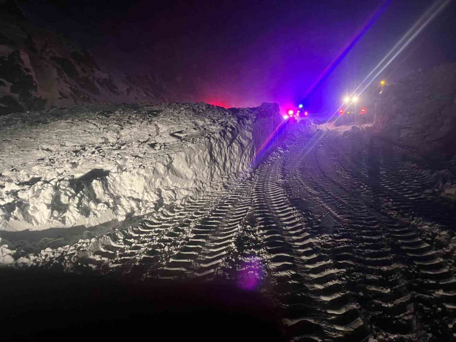 Çığın düştüğü Erzincan-Sivas kara yolu ulaşıma açıldı