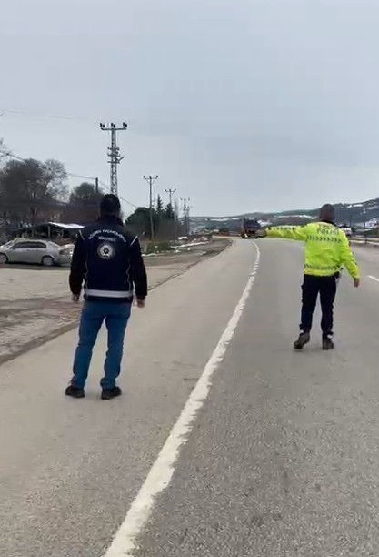 Erbaa’da tırın yatak kısmında saklanan 2 kaçak göçmen yakalandı