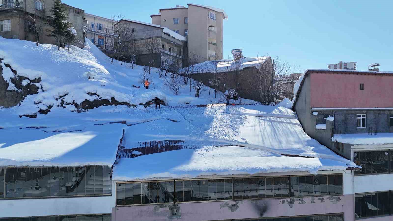 Bitlis’te çatılarda tehlikeli kar temizliği