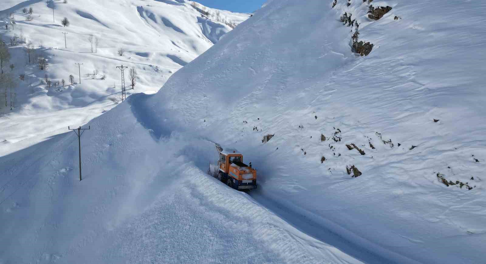 Bitlis’te köy yollarında 3 metreyi bulan karla mücadele