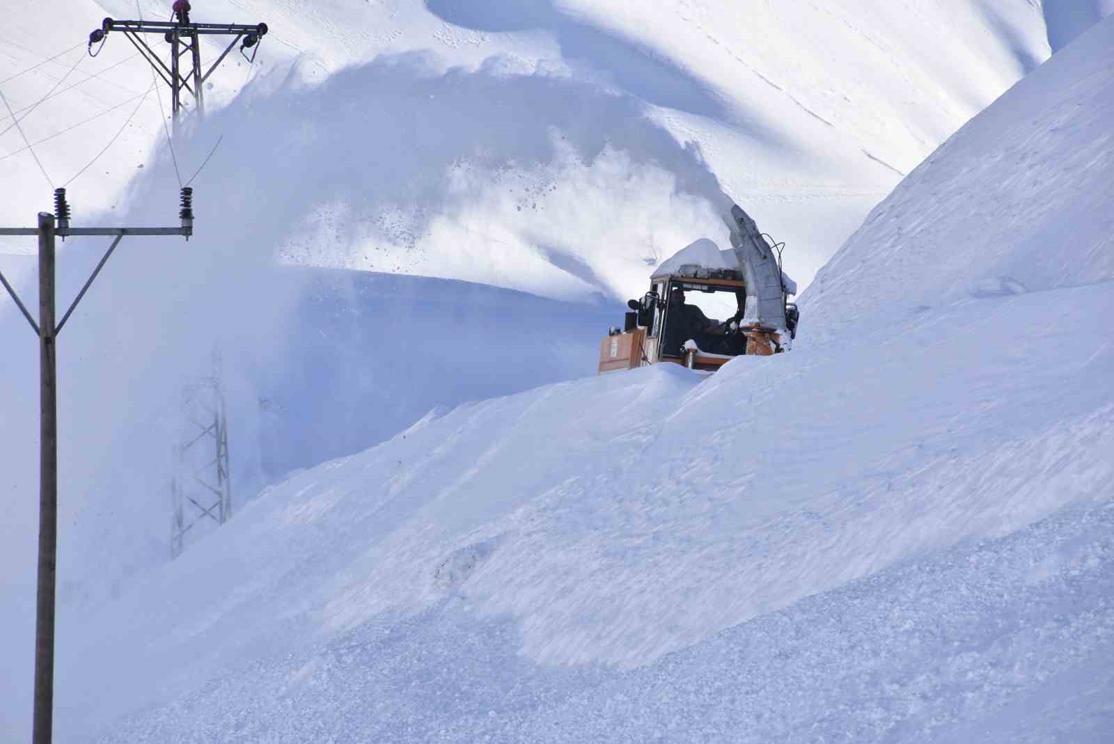 Bitlis’te köy yollarında 3 metreyi bulan karla mücadele
