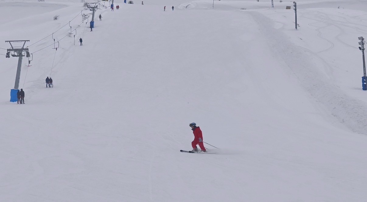 Bitlisli çocuklar tatilde kayak merkezine akın etti