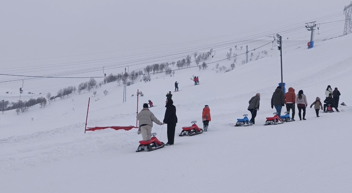 Bitlisli çocuklar tatilde kayak merkezine akın etti
